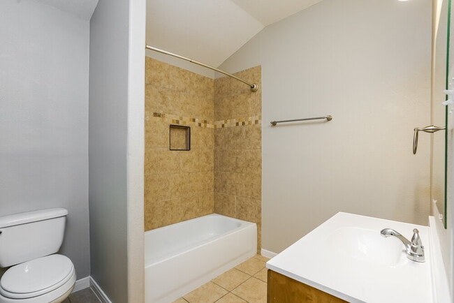 Building Photo - 403 Magnolia Estates Dr
