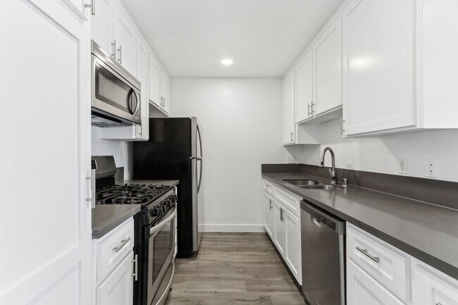 Interior Photo - 7057 Lanewood Ave