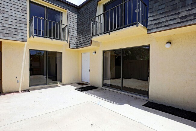 Building Photo - Parkwoods 5580-2