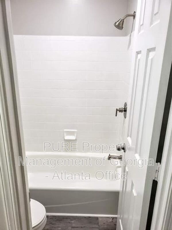 Building Photo - 5031 Village Green Way