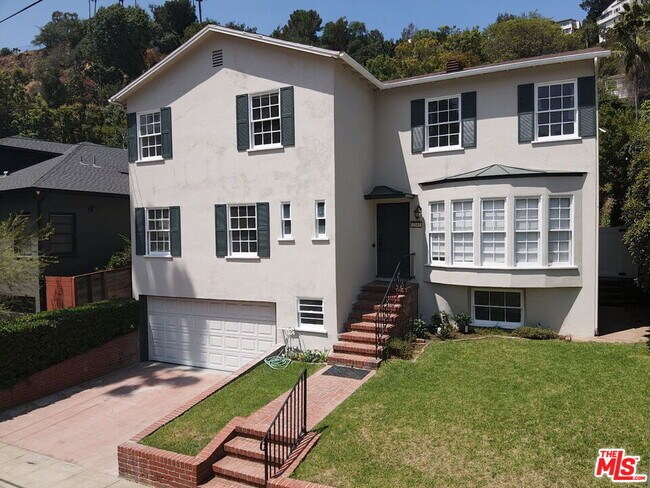 Building Photo - 2547 Canyon Dr