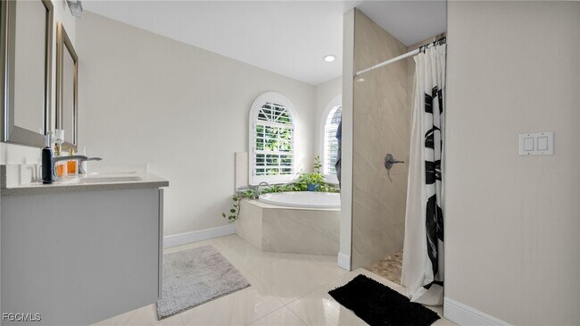 Building Photo - 3730 SE 4th Ave