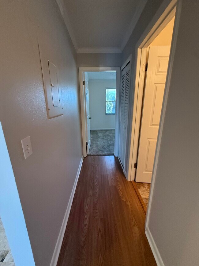 Building Photo - 650 W Pope Rd