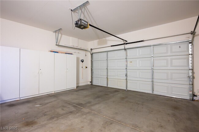 Building Photo - 7423 Cleghorn Canyon Way