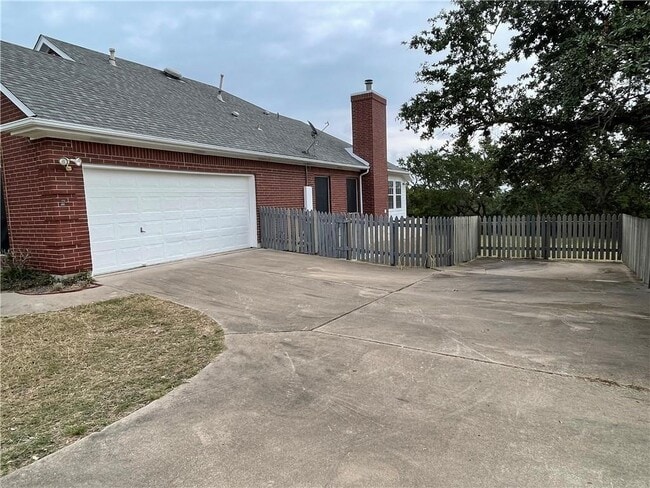 Building Photo - 10501 Hill Country Skyline