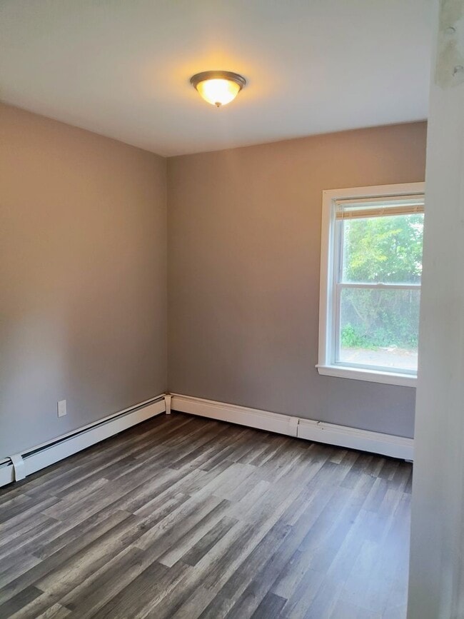 Building Photo - ****Burrillville – Three Bed/Two Bath Dupl...