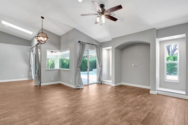 Building Photo - 1097 Egret Cir N