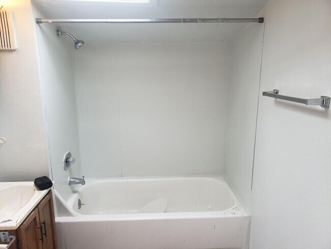 Building Photo - 638 Miles Ave