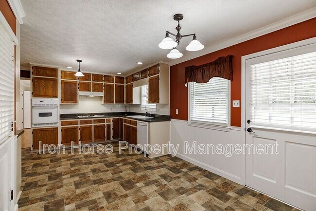 Building Photo - 1110 Maple Cir