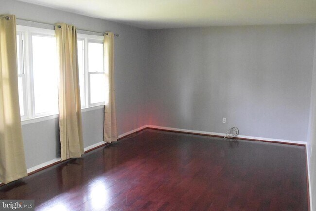 Building Photo - 936 Longfellow Ct