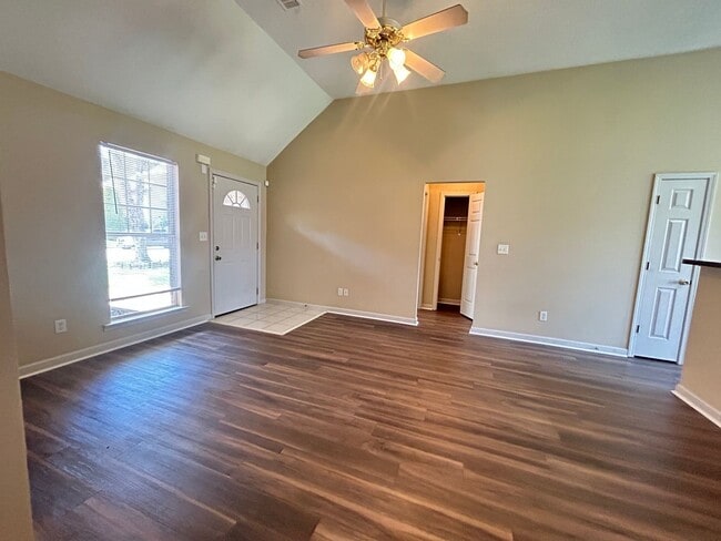 Building Photo - Cozy home in The Commons neighborhood offering split bedroom floor plan! Back yard is fully fence...