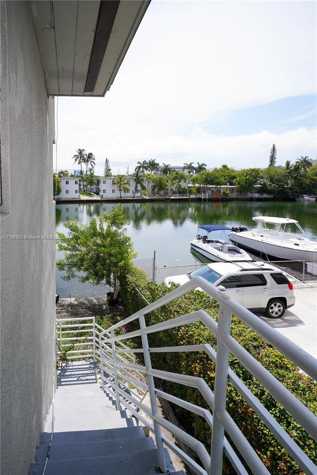 Building Photo - 8321 Crespi Blvd