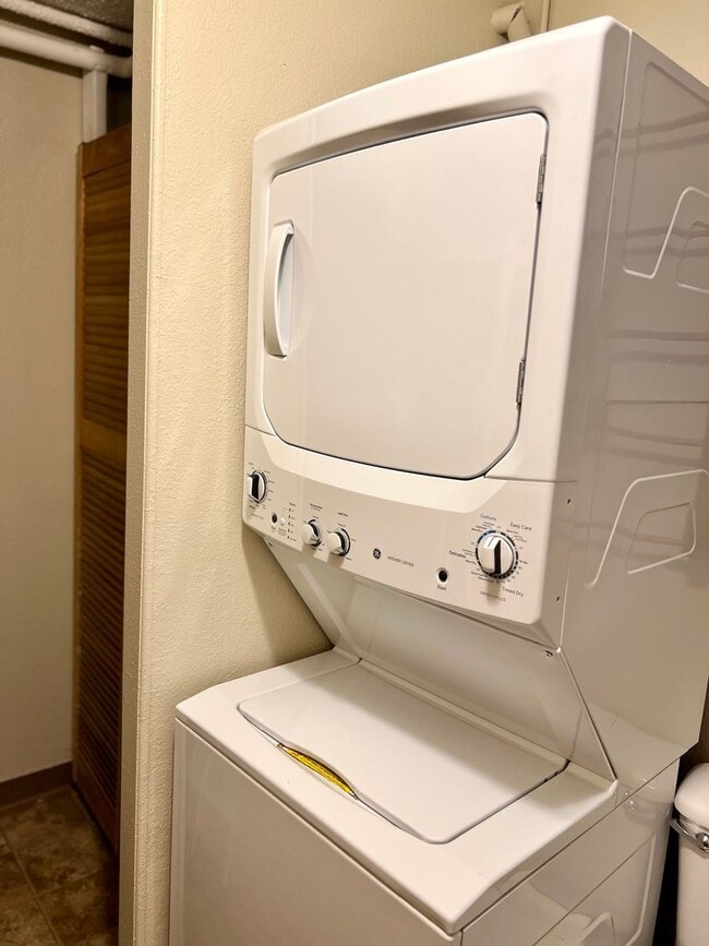 Building Photo - Downtown Furnished Two Bed Unit in Duplex-...