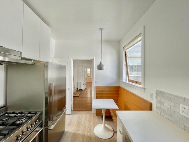 Building Photo - Charming 1 Bedroom Flat with a separate of...