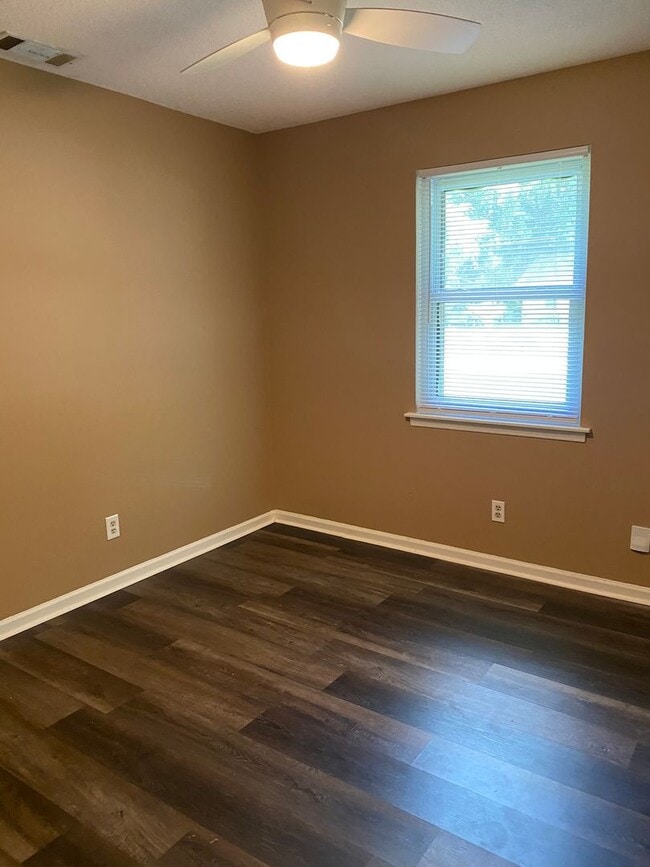 Building Photo - **Available Now** Great 3 Bedroom 2 Bath home on Coffee Bluff with Fenced Yard!!