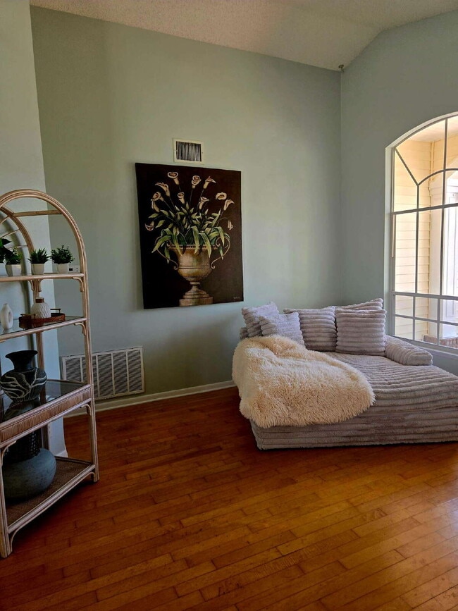 Building Photo - 4/2 Pool Home with pool service included