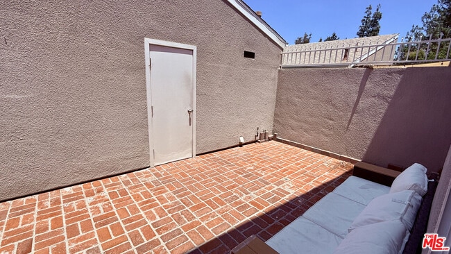 Building Photo - 10239 White Oak Ave