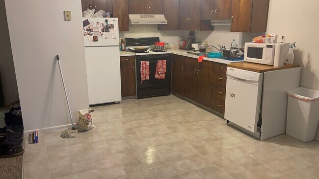 Building Photo - SINGLE FAMILY HOUSING -  2 bed/1 bath just...