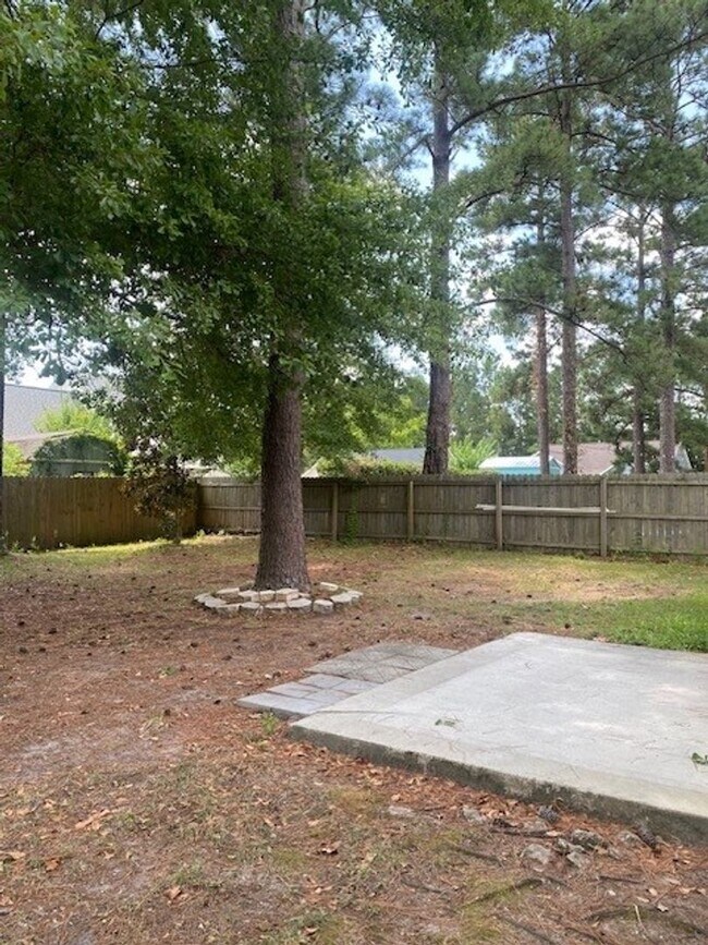 Building Photo - Welcome to this charming 3 bedroom, 2 bath...