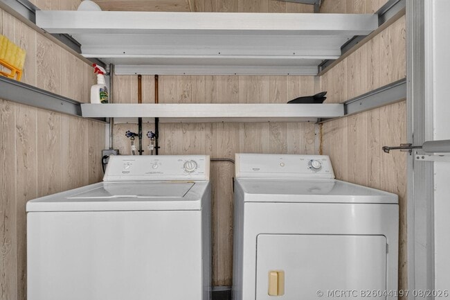 Building Photo - 654 Saxony N