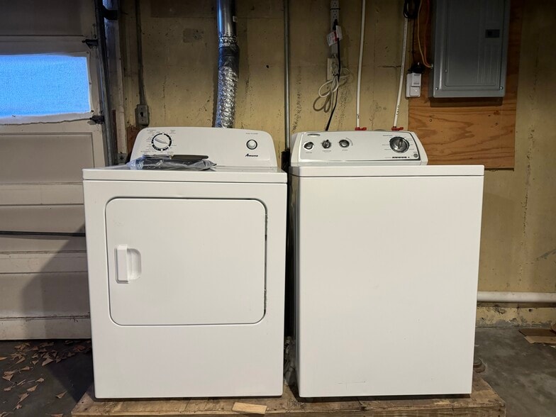 Building Photo - 620 E 63rd Ter