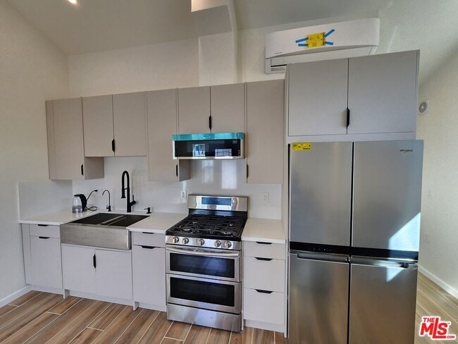 Building Photo - 3333 Thelma St