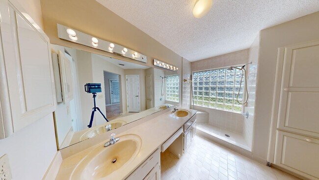 Building Photo - Beautiful 3 bedroom, 2 bathroom, house .