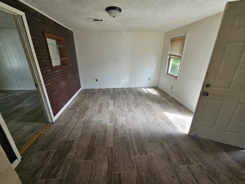 Building Photo - 215 Alfalfa Ave