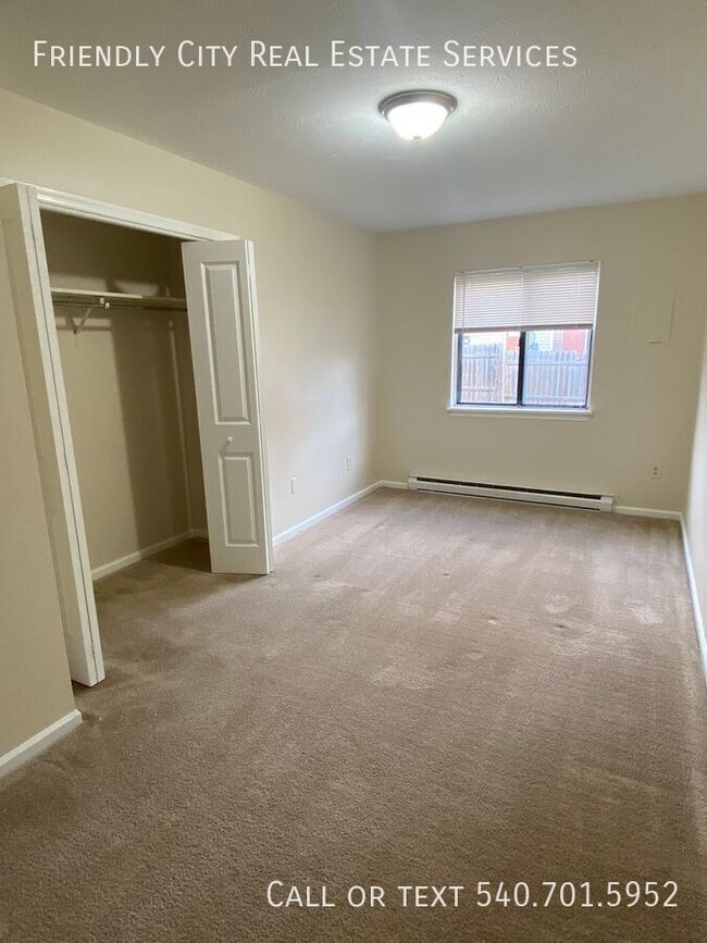 Building Photo - Spacious 2 bedroom, 1.5 bath ground floor ...