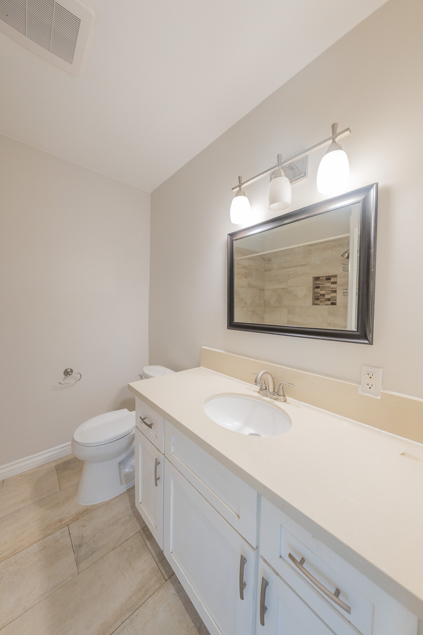 Building Photo - 14947 Chatsworth St