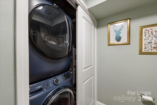 Building Photo - 5712 Oak Dr