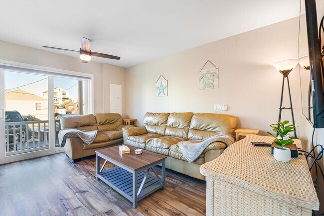 Building Photo - 12 Epping Ave