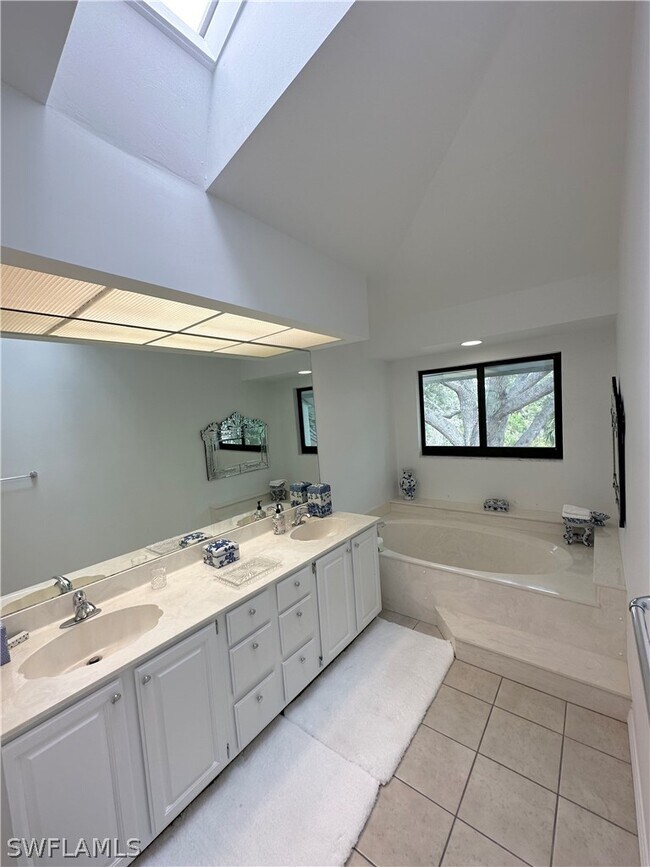 Building Photo - 27121 Oakwood Lake Dr