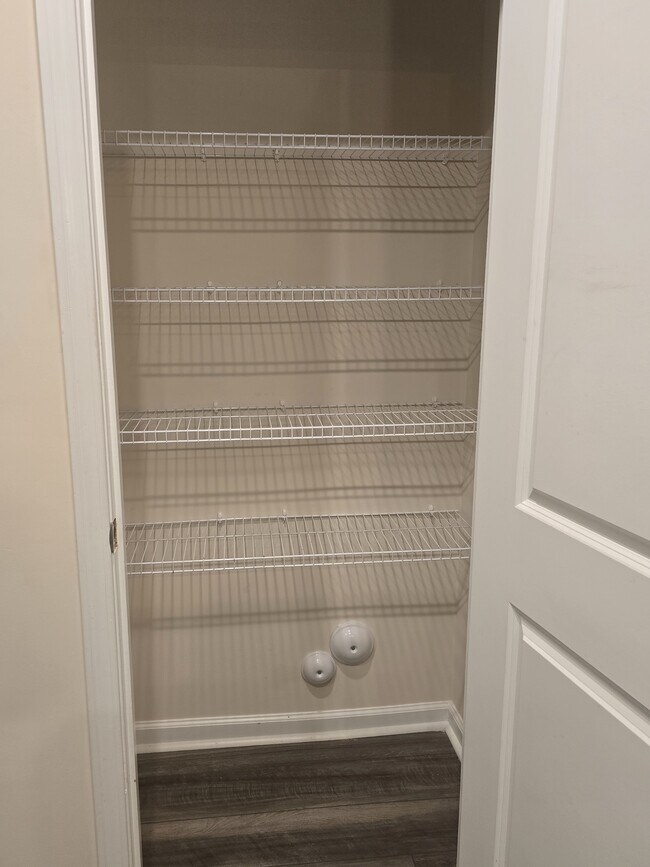 Building Photo - 883 Falls Grove Trl