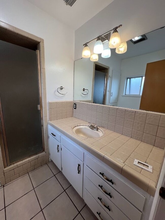 Building Photo - Reedley Country Home For rent