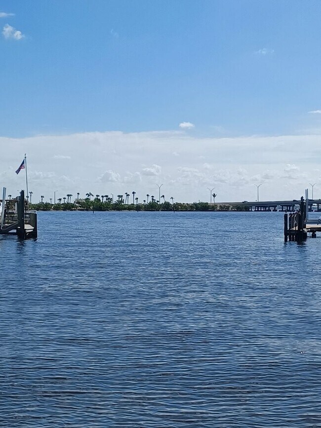 Building Photo - Ocean view FULLY FURNISHED 2+ / 2 with Boa...