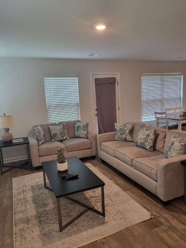 Building Photo - "Spacious Fully Furnished 4-Bedroom Townho...