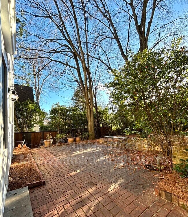 Building Photo - 2416 Dellwood Dr NW