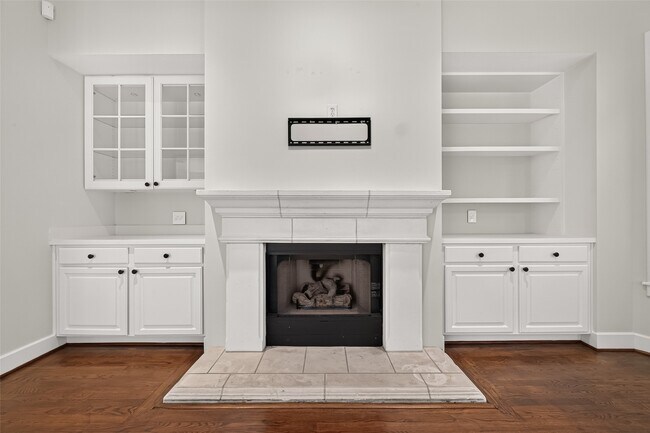 Building Photo - 6308 Schuler St