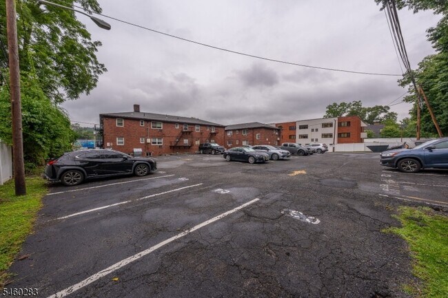 Building Photo - 378 Valley St