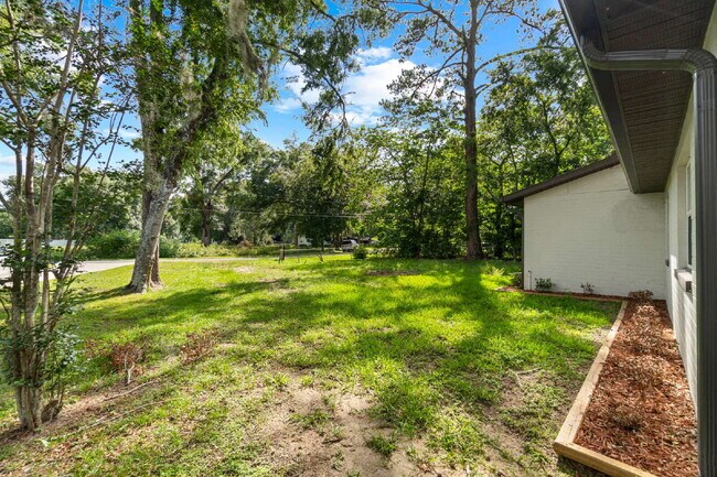 Building Photo - Gardener's Paradise! 3BR Home on Oversized Lot with Shed & Greenhouse