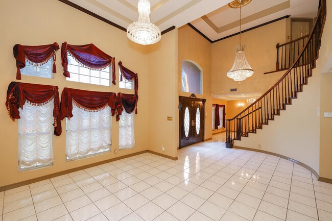 Building Photo - 503 W Avon Ct