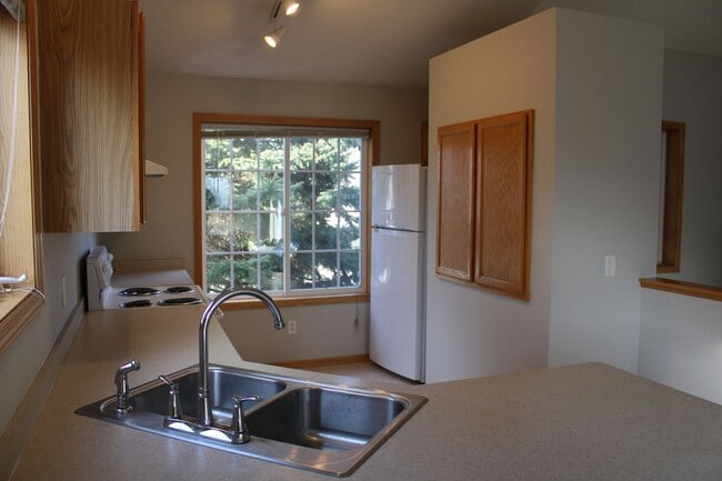 Building Photo - Charming 2BR/2BA Townhome in Prime Location