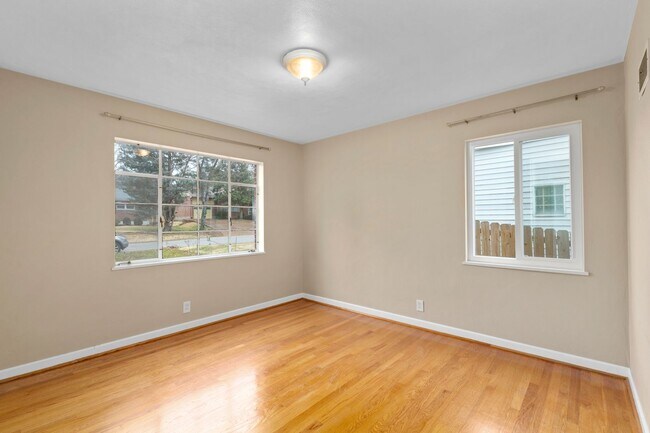 Building Photo - COMING SOON - Cozy & Charming Crestwood Single Family Home!