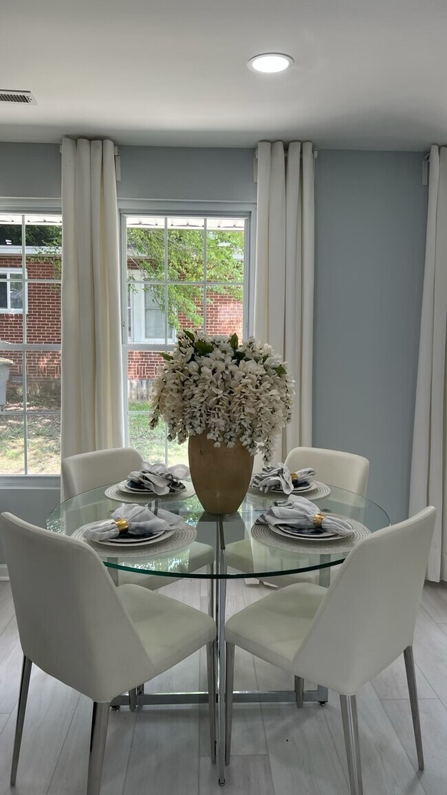 Building Photo - 806 Aileen Ave