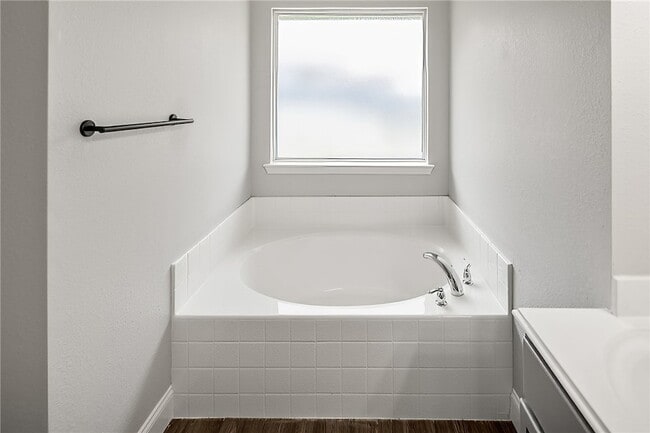 Building Photo - 916 Crested Point Dr