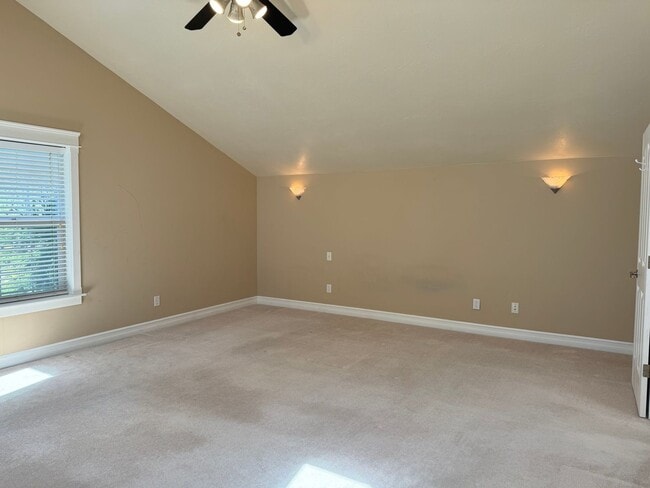 Building Photo - Beautiful large house in the South Hills!  $1,000 OFF YOUR FIRST MONTH'S RENT!