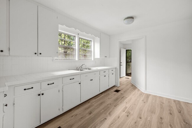 Building Photo - Charming 3 Bedroom, 2 Bathroom house