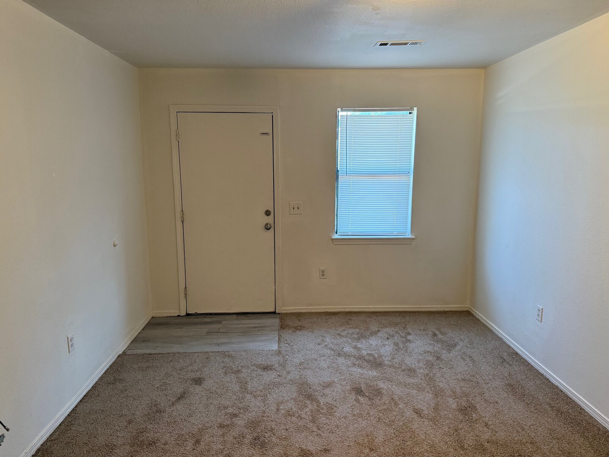 Building Photo - 583 E Roller Ave