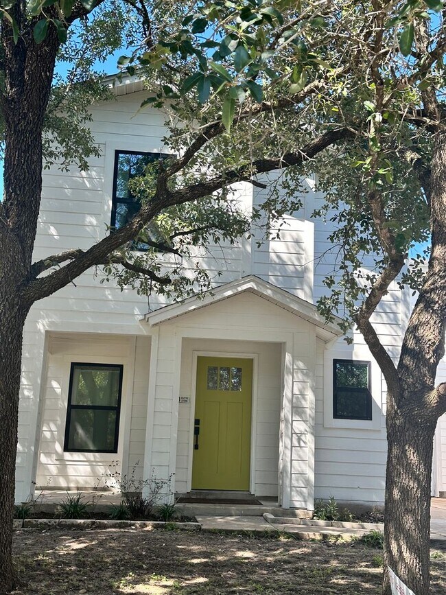 Building Photo - Cute house ready to be called your home !